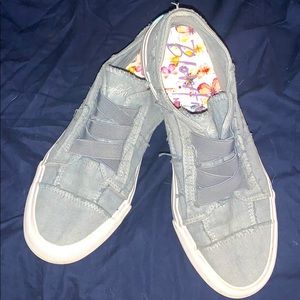 Blowfish size 9 or 9.5 they are gray and really